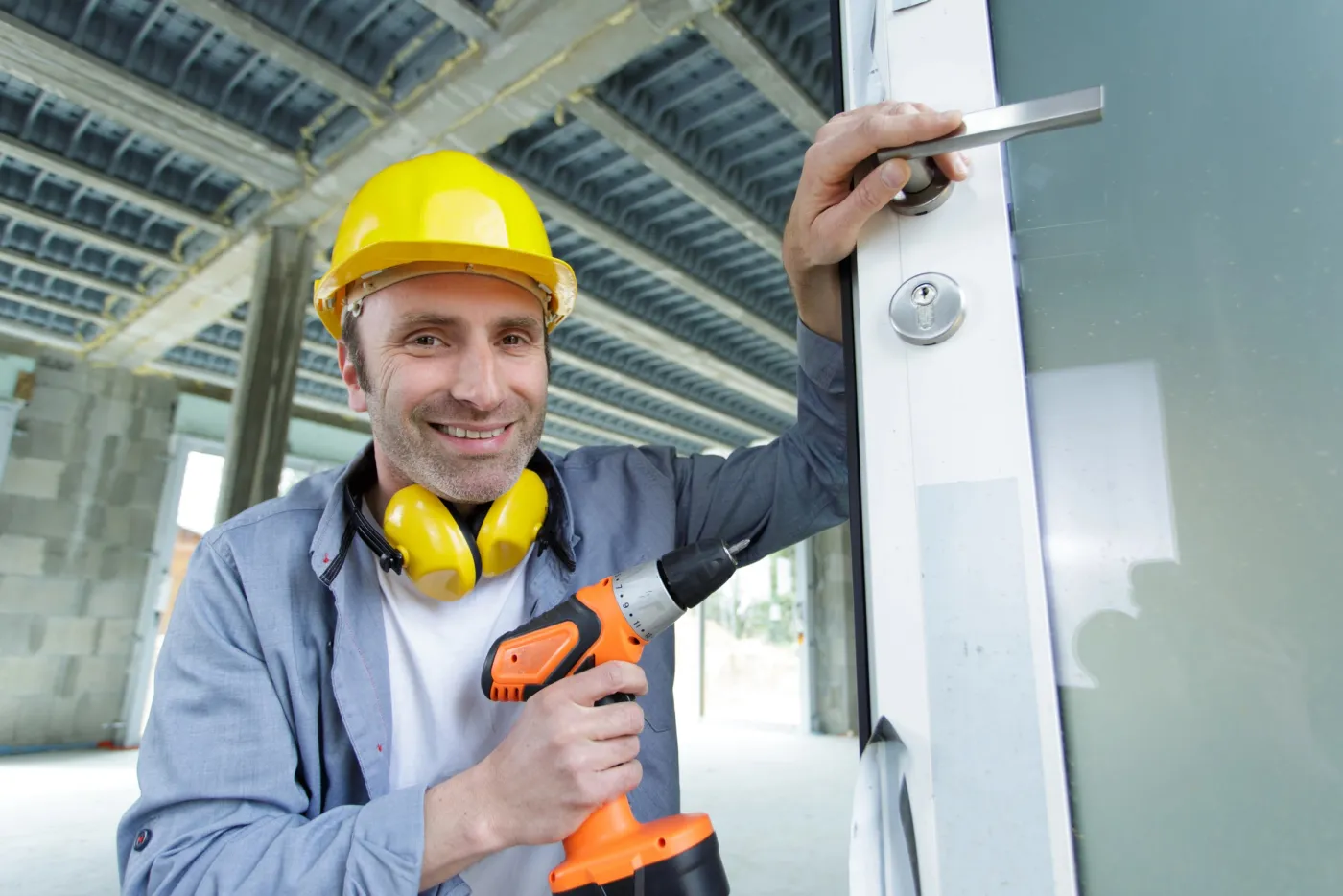 Pose d'une serrure sur une porte d'entrée d'un logement neuf à Noisy-le-Grand
